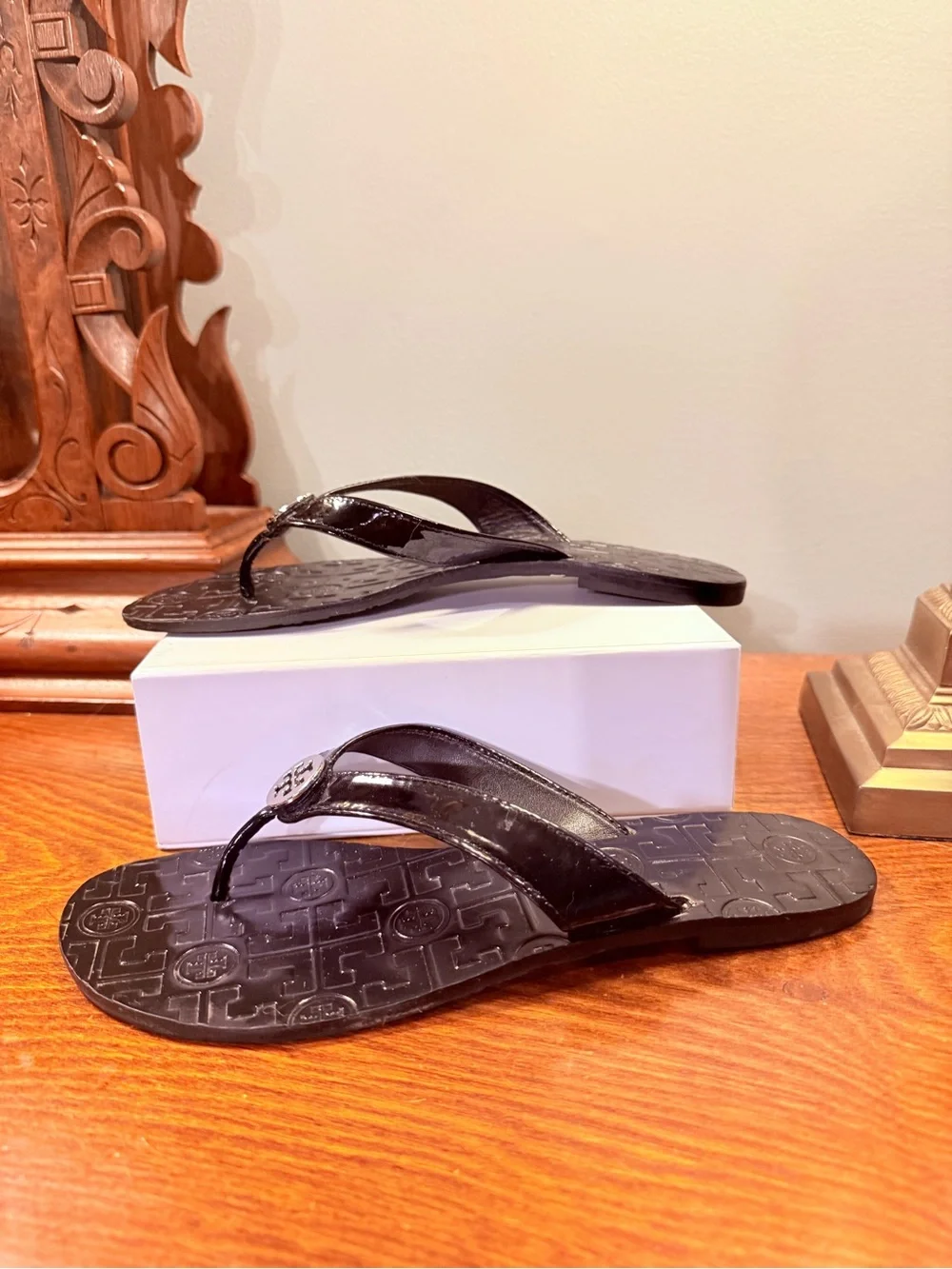 Tory Burch Thora Black Patent Leather Silver Logo Thong Sandals Size 8